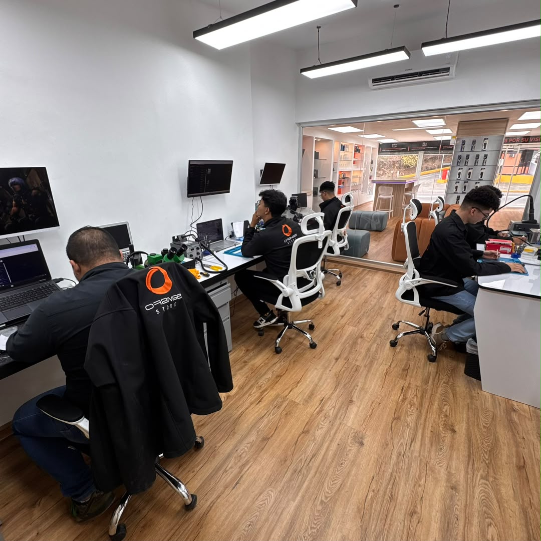 Equipo de técnicos Orange Store trabajando en el laboratorio