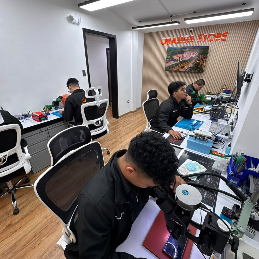 Laboratorio Orange Store con técnicos trabajando en microscopios