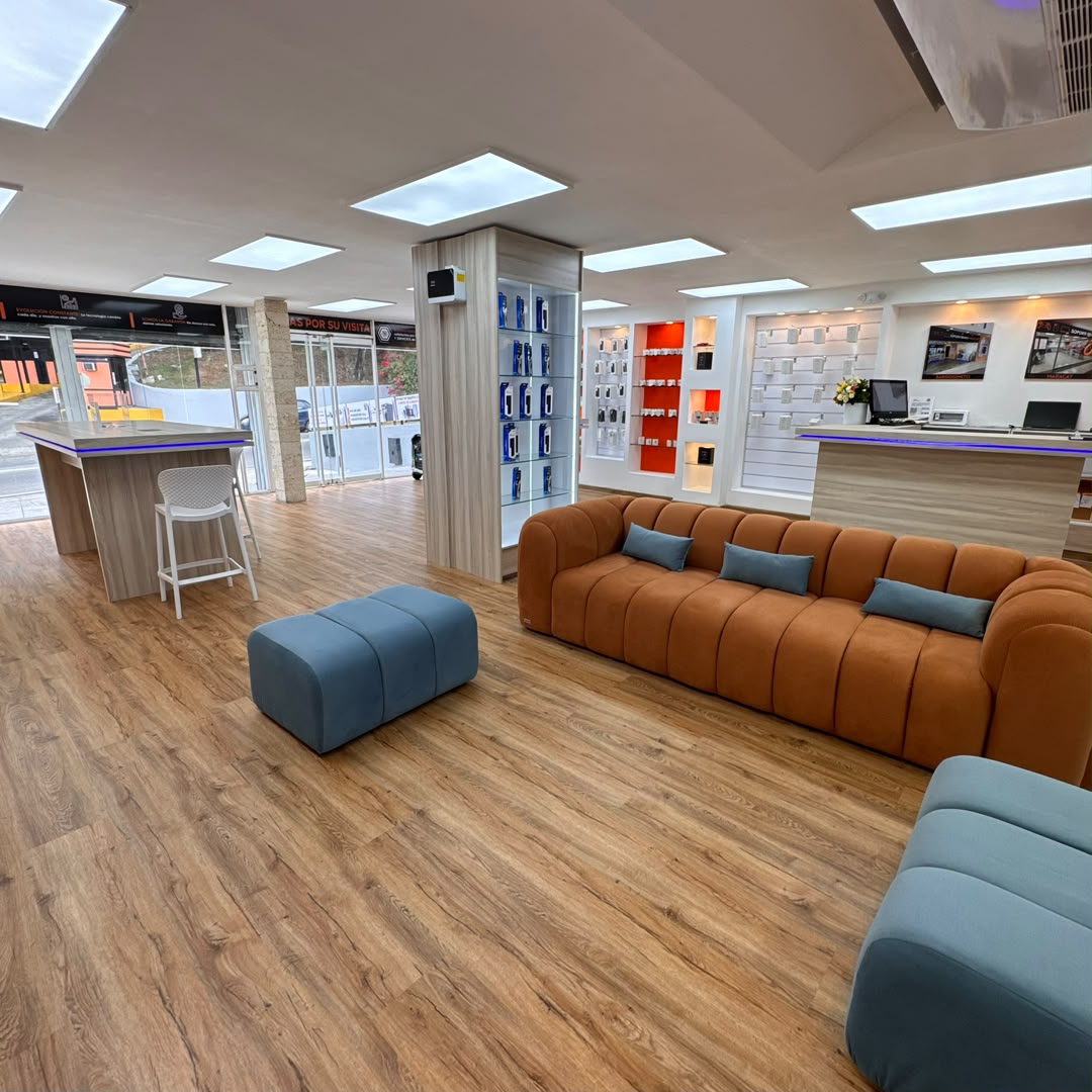 Interior de una tienda Orange Store con área de atención al cliente